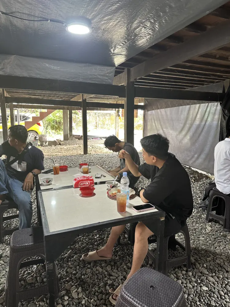 Warung makan bawah kolong 2