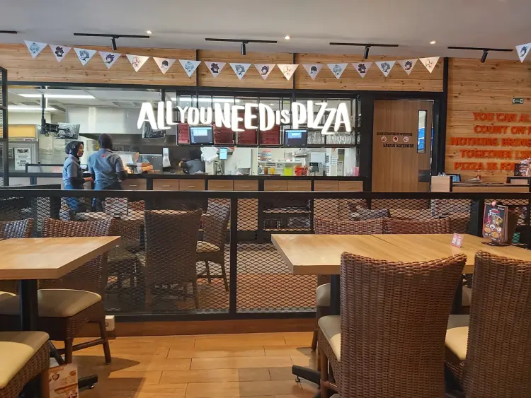 Pizza Hut Restoran 8