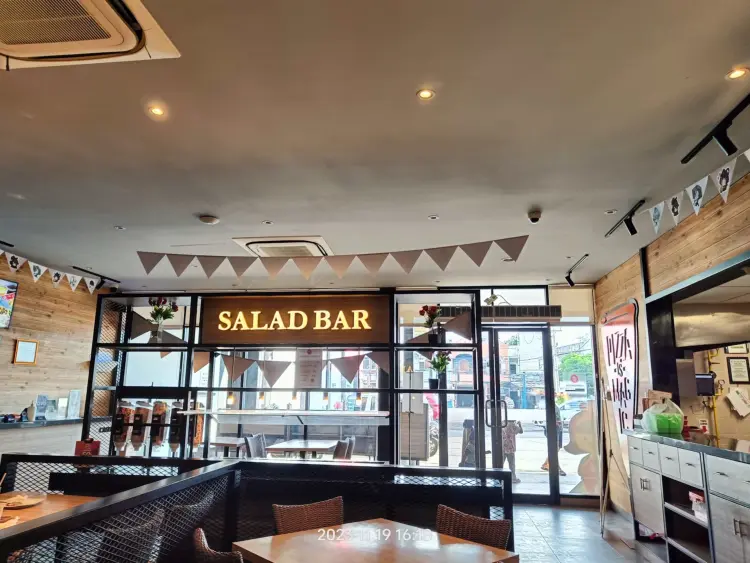 Pizza Hut Restoran 6