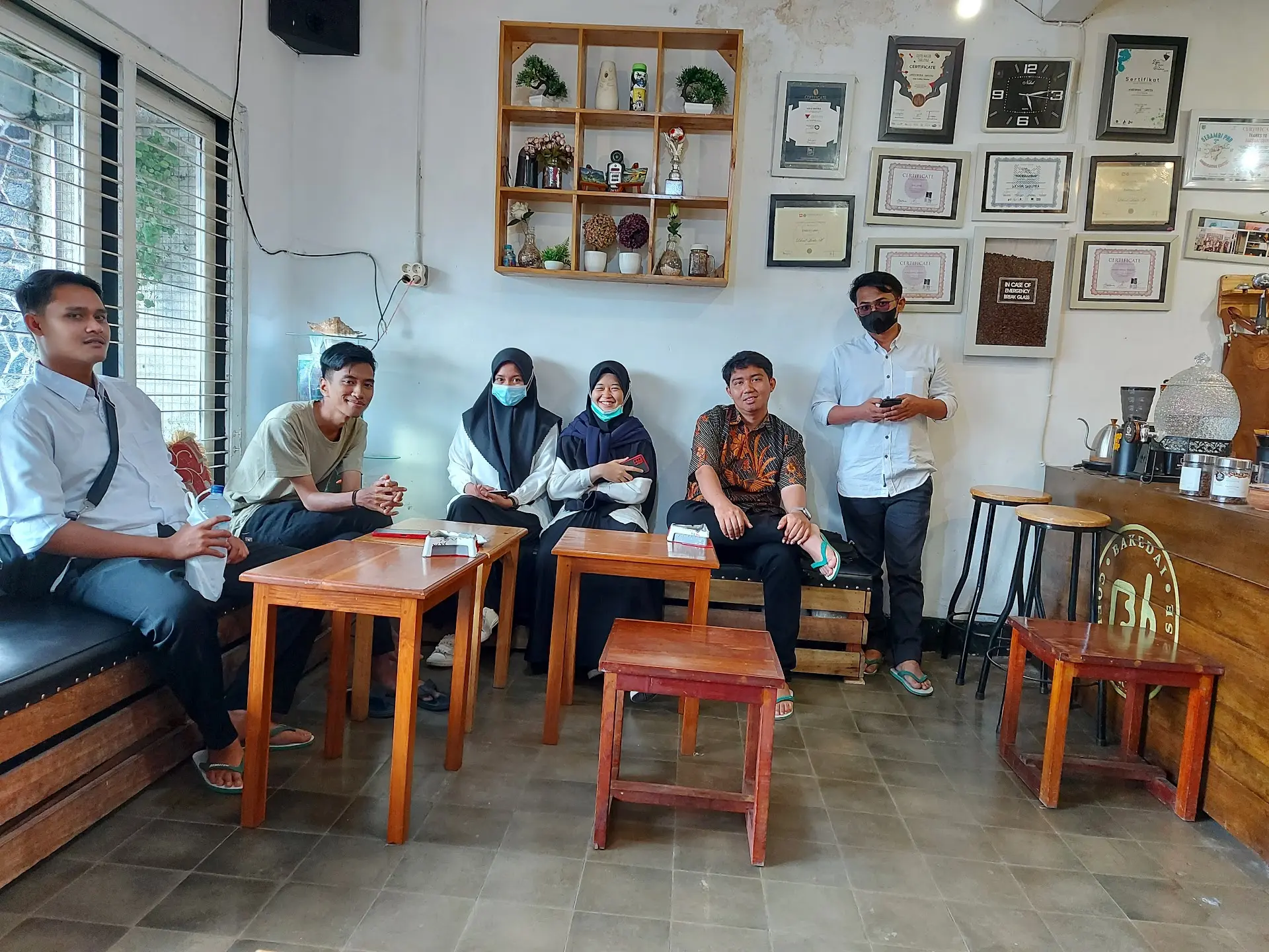 A "God-tier" shop with 4.7 stars on Google, but the coffee is lukewarm? 5