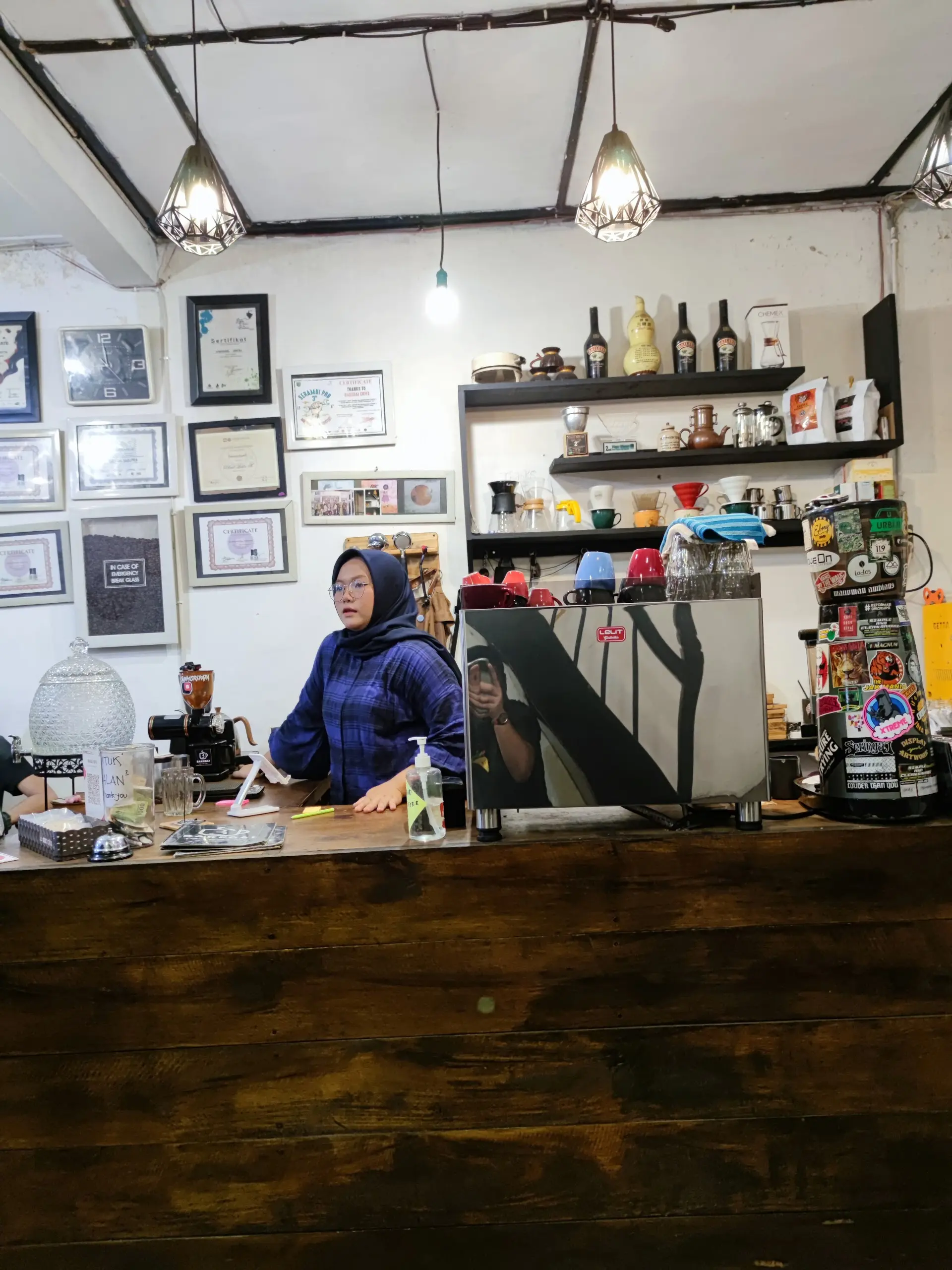 A "God-tier" shop with 4.7 stars on Google, but the coffee is lukewarm? 3