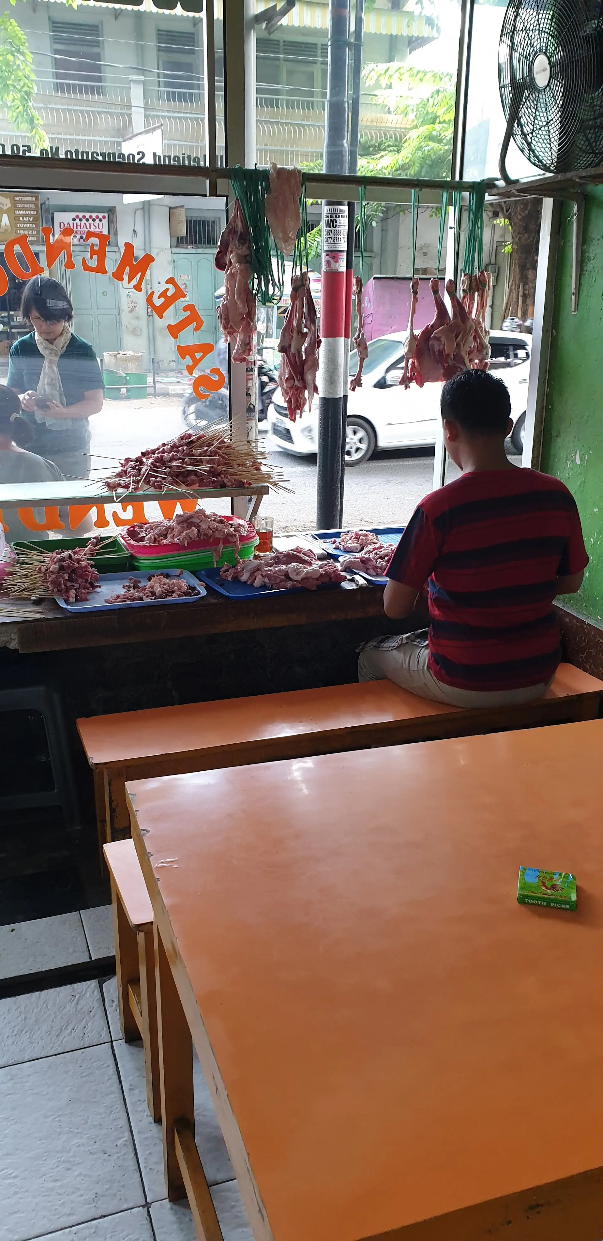 Who says celebrity hotspots are always delicious? I'm putting Tegal's legendary satay to the test 8