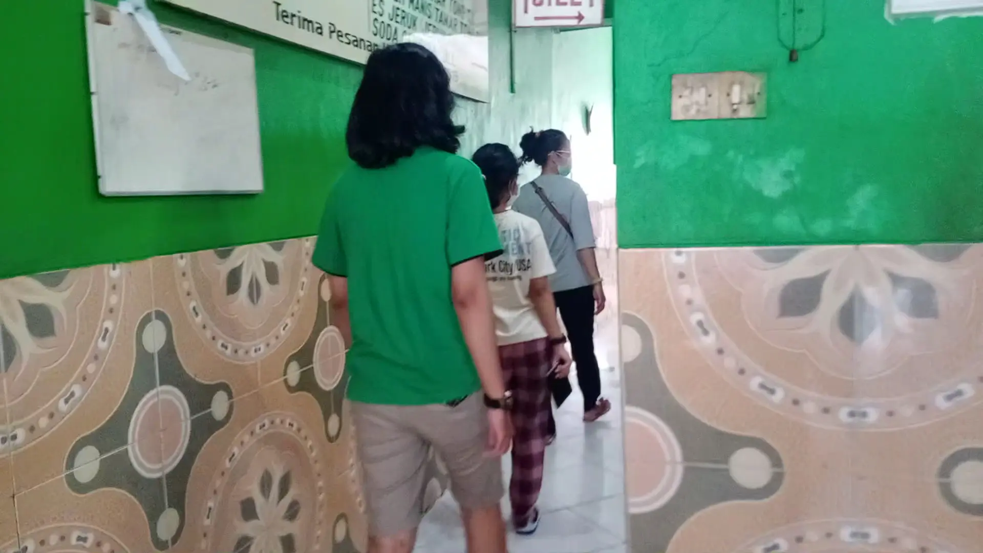 Who says celebrity hotspots are always delicious? I'm putting Tegal's legendary satay to the test 5