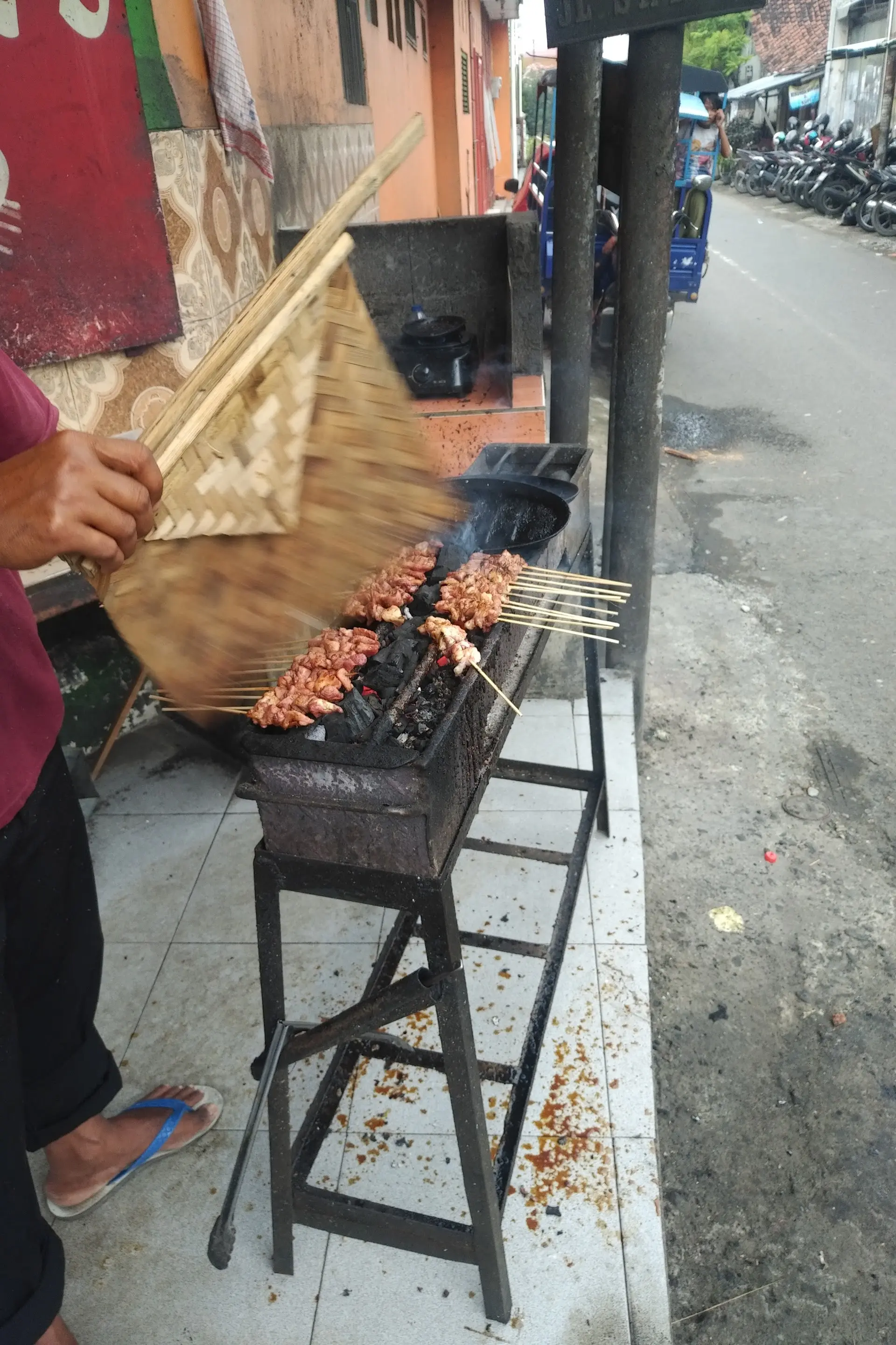Who says celebrity hotspots are always delicious? I'm putting Tegal's legendary satay to the test 7