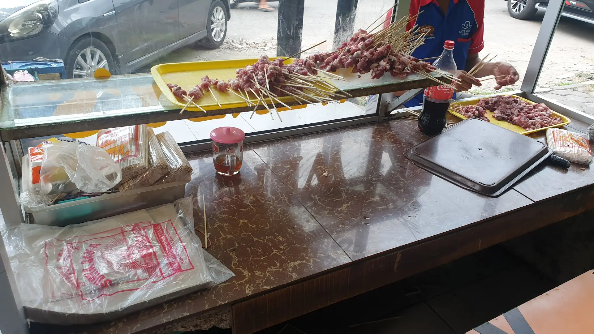 Who says celebrity hotspots are always delicious? I'm putting Tegal's legendary satay to the test 4