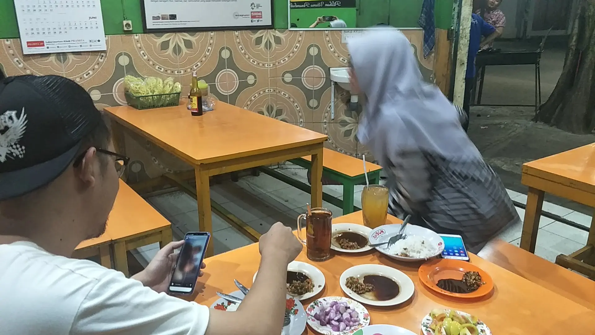 Who says celebrity hotspots are always delicious? I'm putting Tegal's legendary satay to the test 6