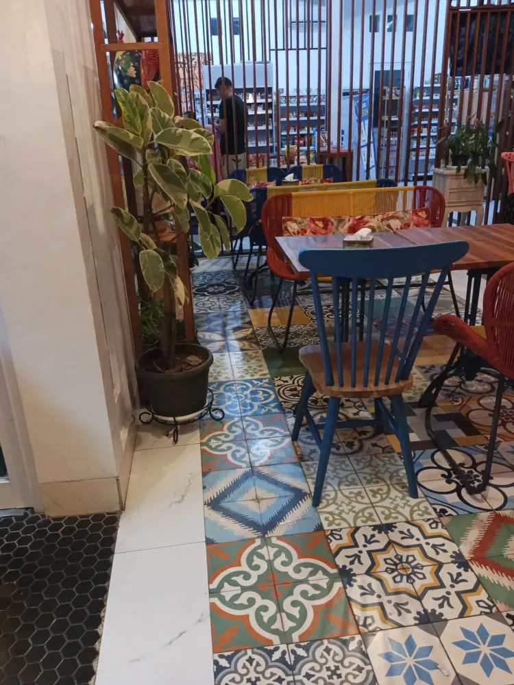 RASALISA Cafe & Resto 3