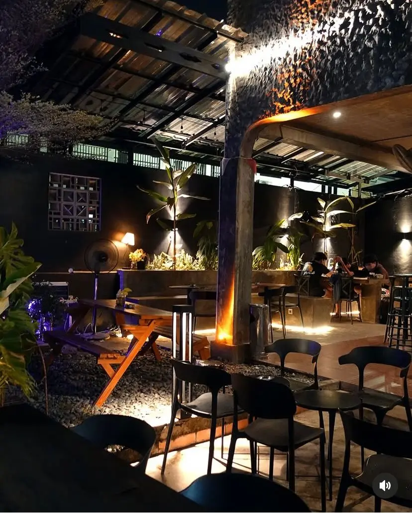 Calling all Jakarta R&B heads! This cafe's playlist hits harder than the coffee. 3