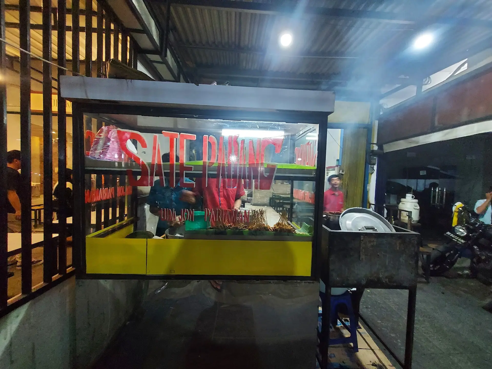 Siapa bilang tempat makan Lokal legendaris nggak bisa zonk? Sate di Palembang ini, Anjay, bikin cinta tapi benci 3