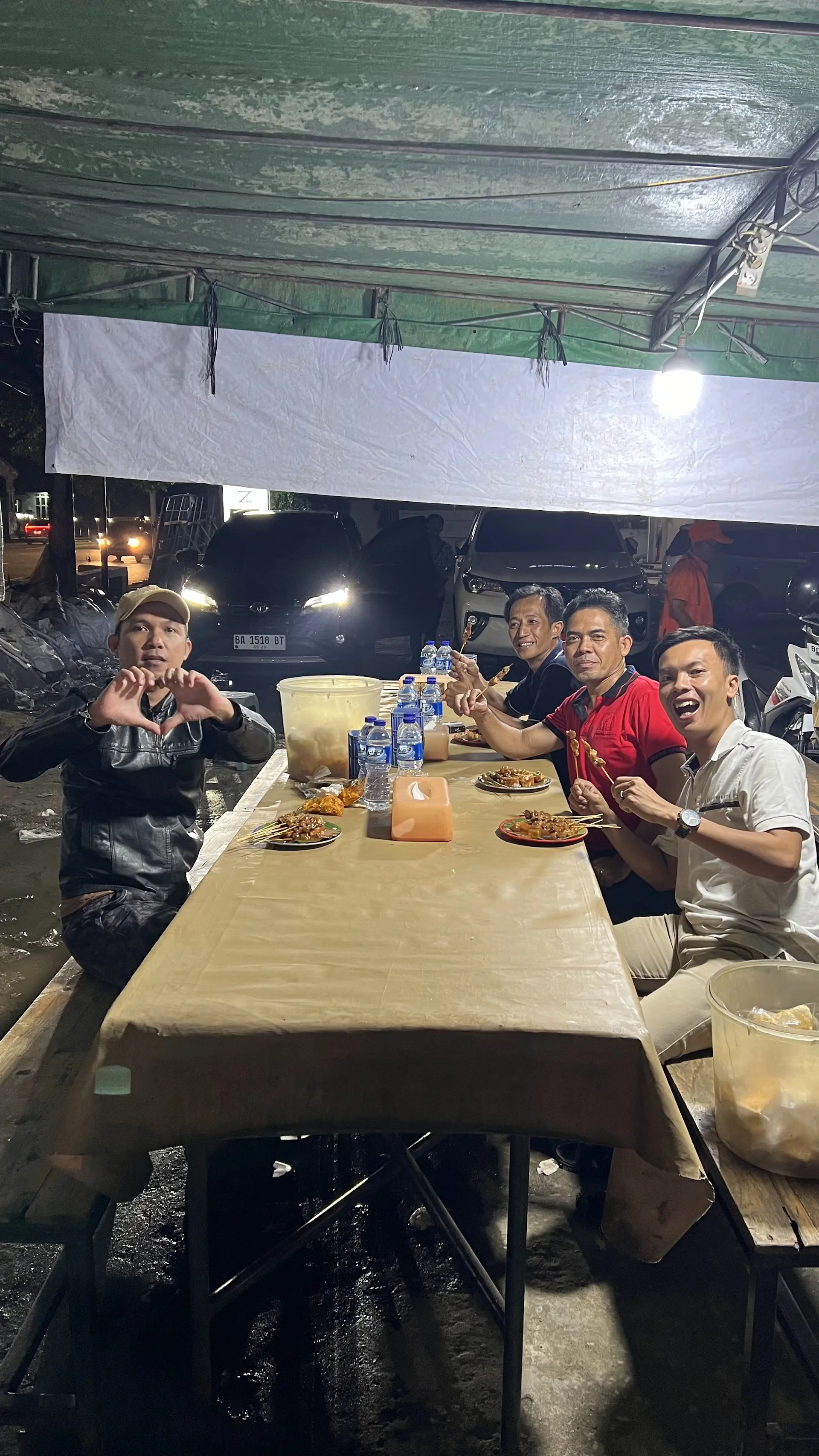 Siapa bilang tempat makan Lokal legendaris nggak bisa zonk? Sate di Palembang ini, Anjay, bikin cinta tapi benci 5