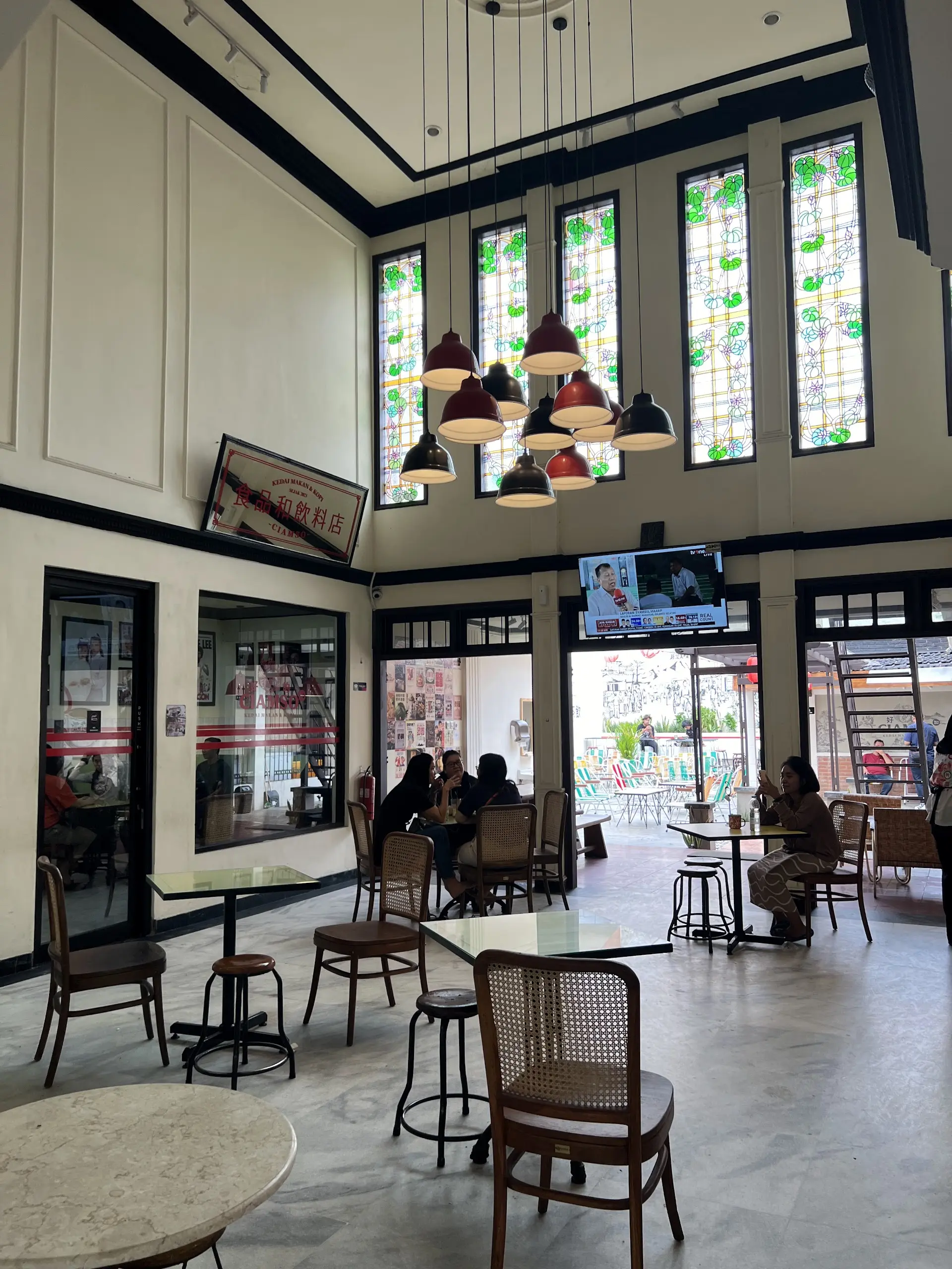 Pricey per person, AC seats are a scramble, yet why do Surabaya youth still flock there? 3