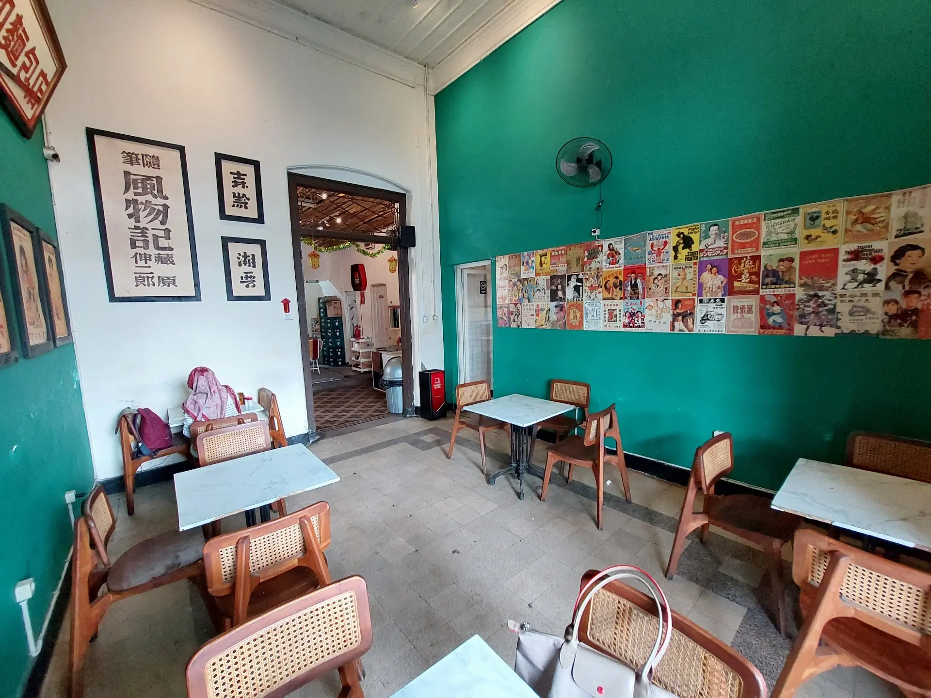 Pricey per person, AC seats are a scramble, yet why do Surabaya youth still flock there? 5