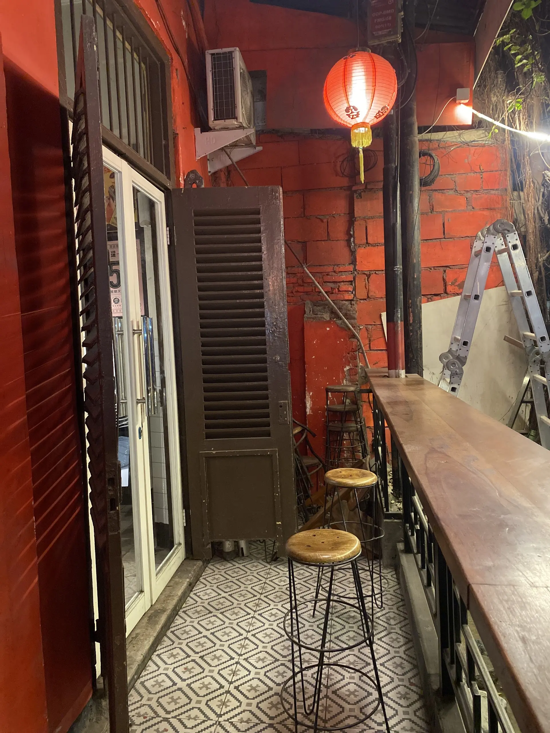 Pricey per person, AC seats are a scramble, yet why do Surabaya youth still flock there? 6