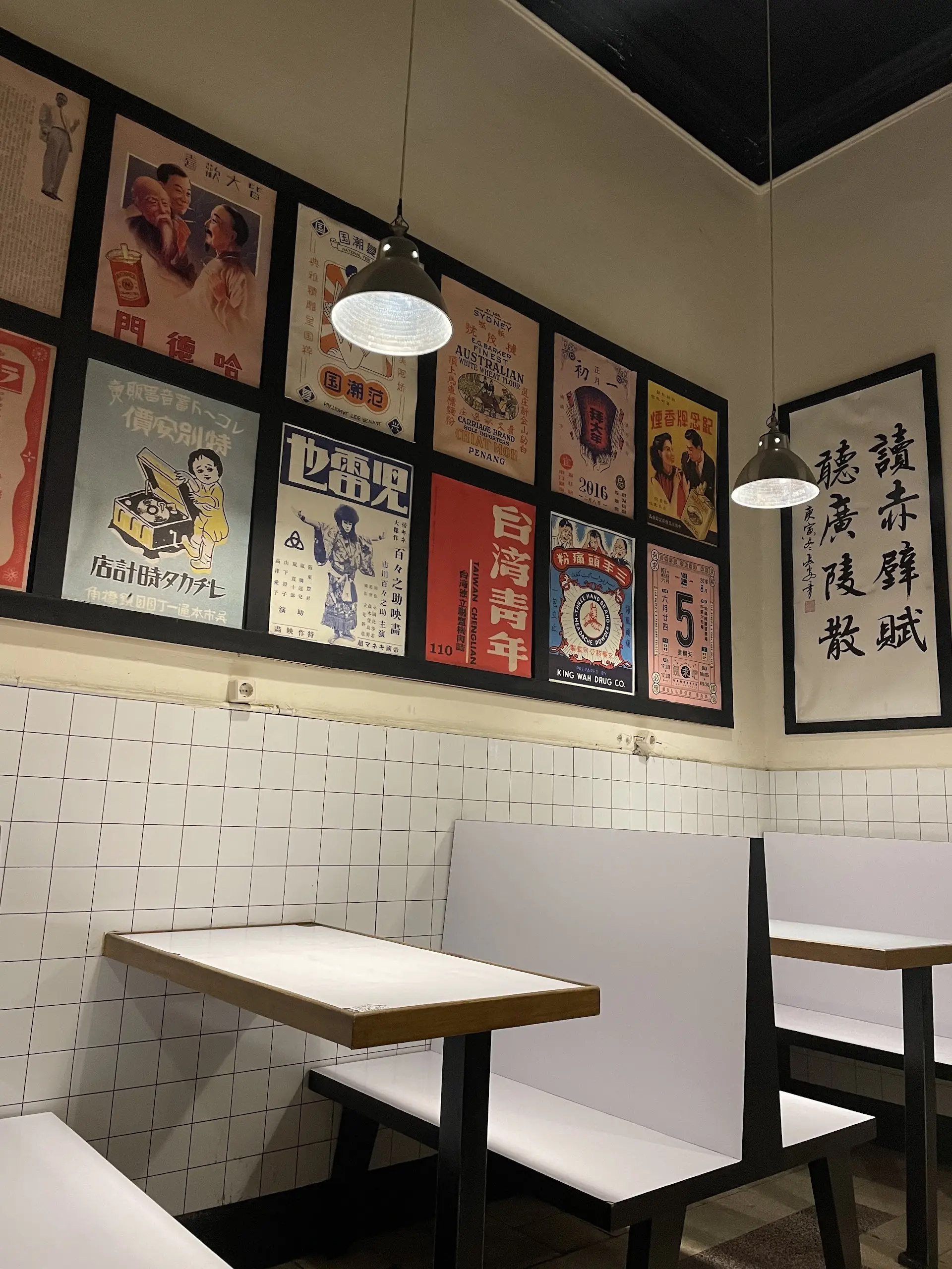 Pricey per person, AC seats are a scramble, yet why do Surabaya youth still flock there? 4