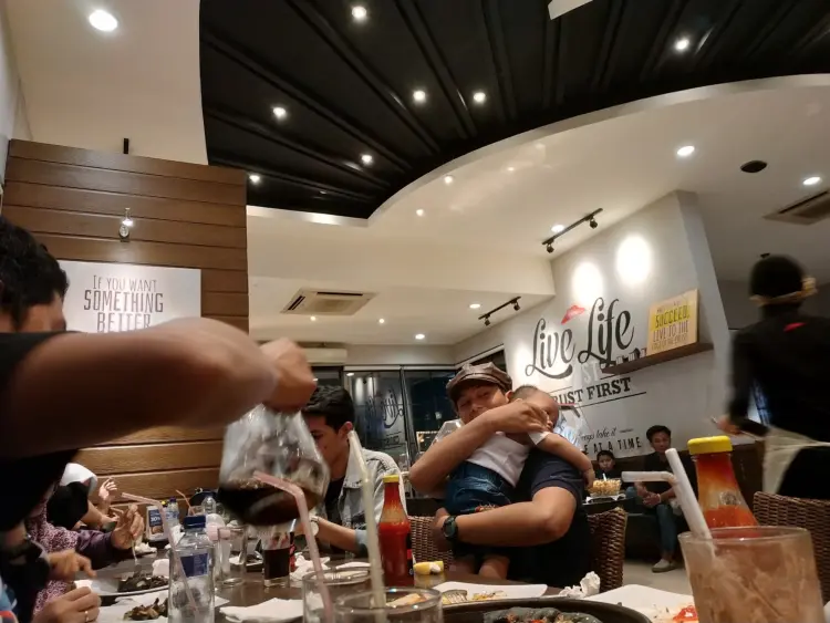 Pizza Hut Restaurant 6