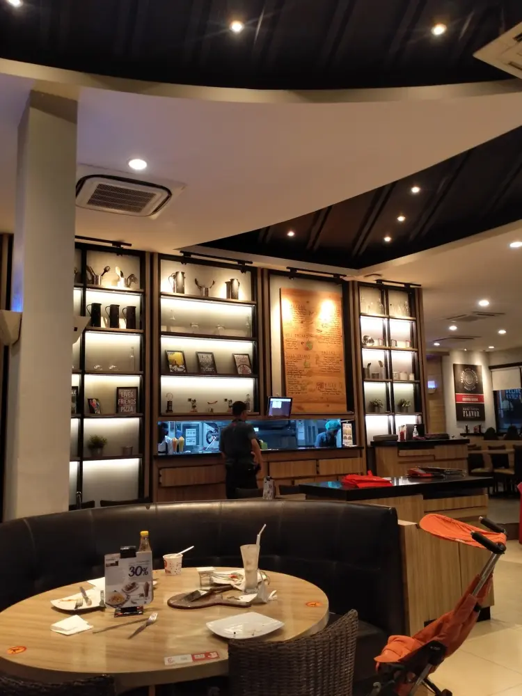 Pizza Hut Restaurant 8