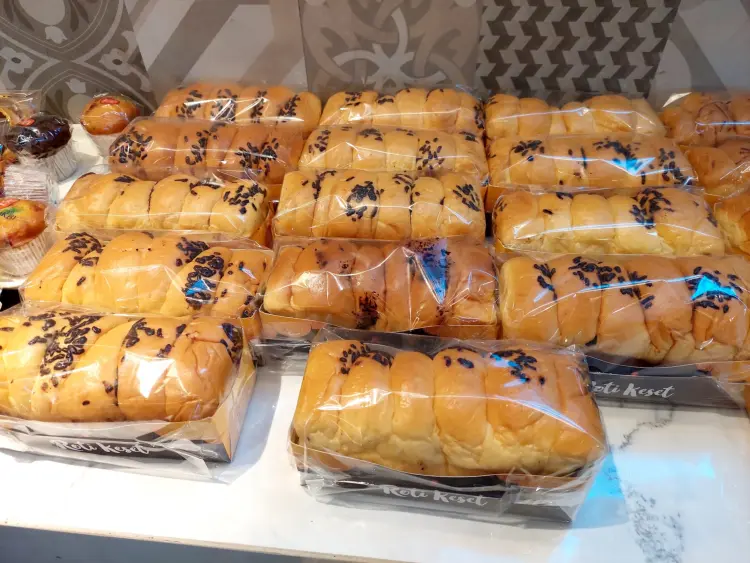 Holland Bakery - Kota Harapan Indah 8
