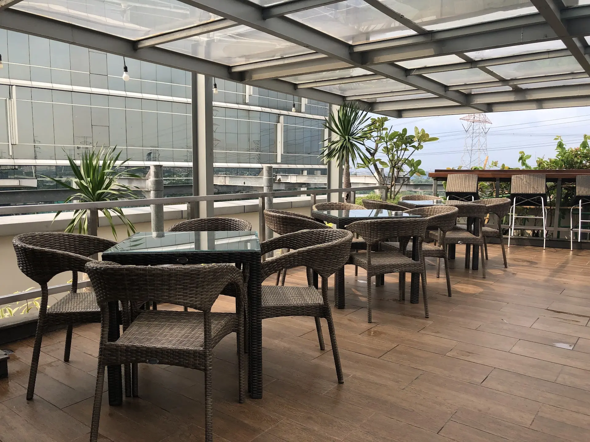 Kata siapa Jakarta Timur nggak ada tempat Chill? Rooftop hotel ini yang pertama nggak terima 2