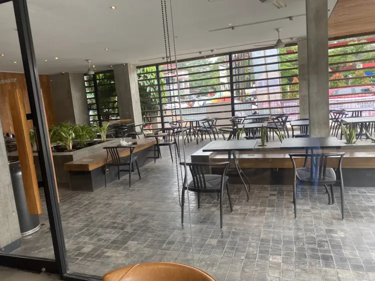 Starbucks Plaza Cirendeu 4