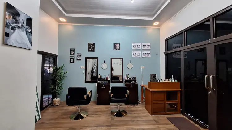 MEGHAN BARBERSHOP & GLORY VAPESTORE 1
