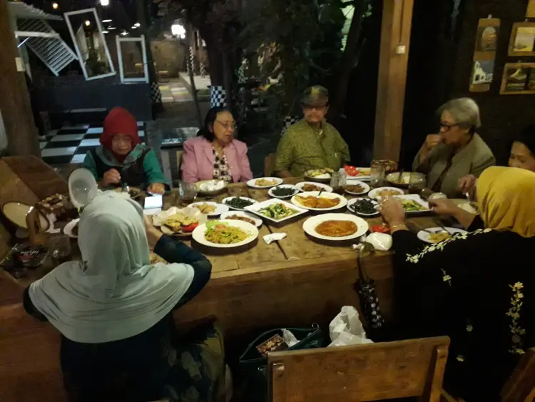 Oase Cafe & Resto - Tamansiswa 9