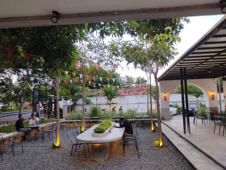Ranu Coffee & Eatery 2
