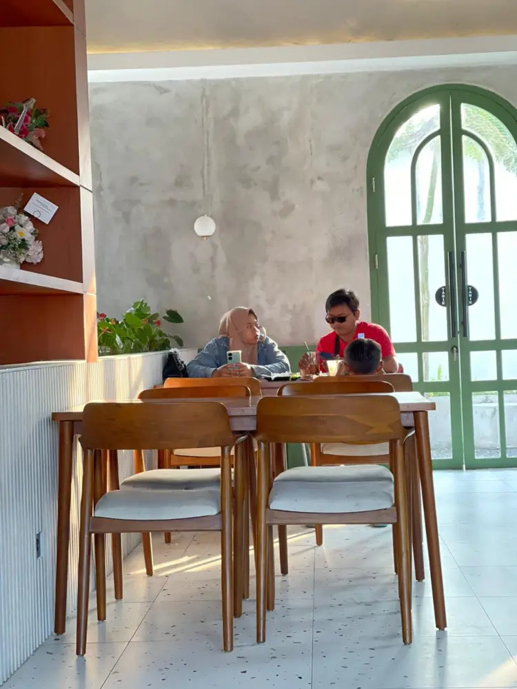 Ranu Coffee & Eatery 9