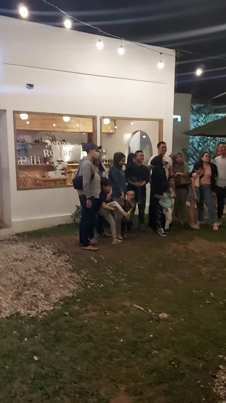 Kedai kopi depan rumah 8