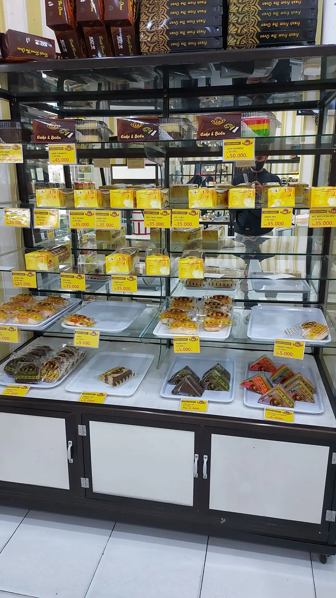 坦格朗这家店太卷了!生日蛋糕65k,面包4k一个? 2