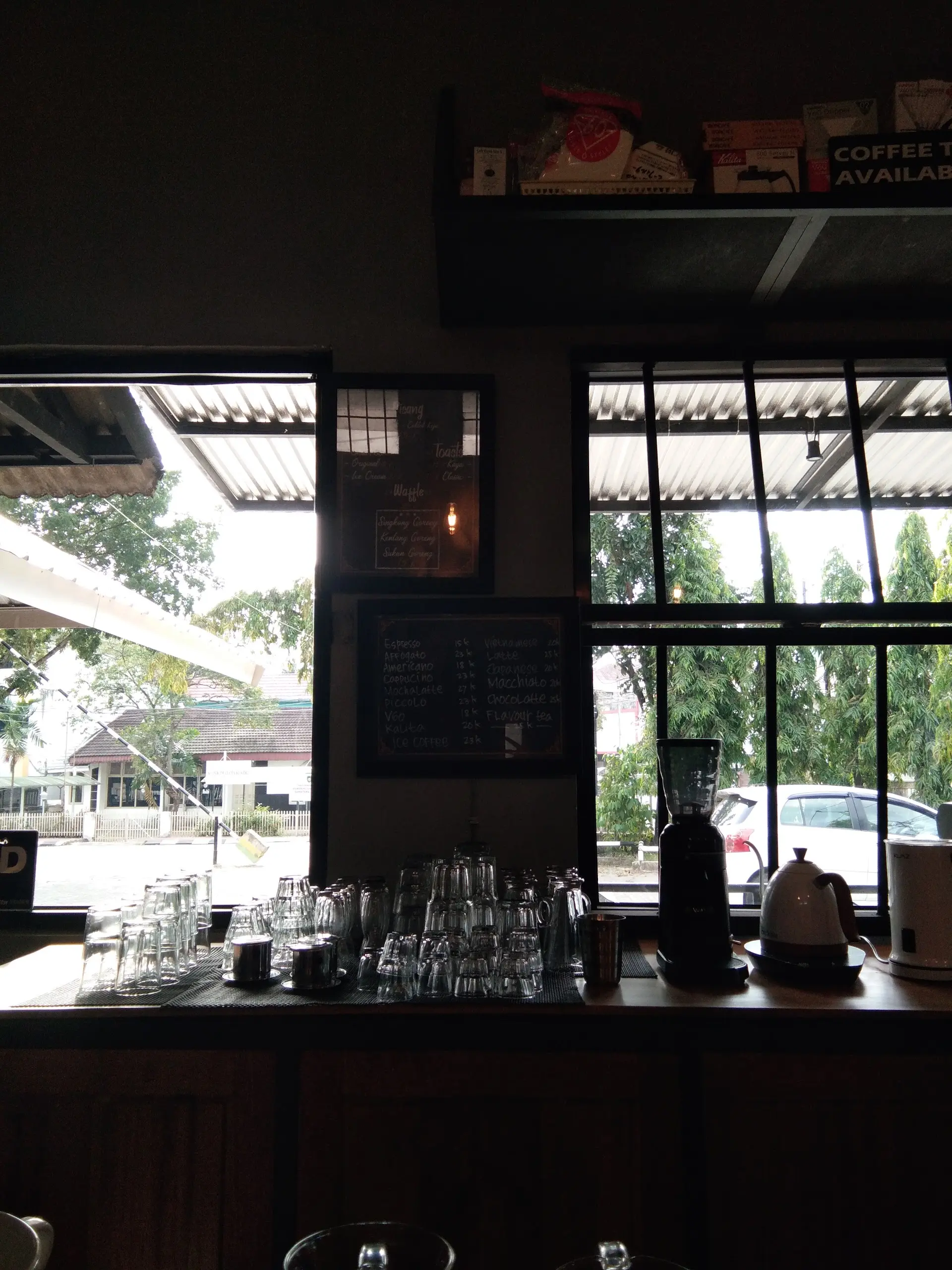 Anjay, kafe baru di Palembang ini! Manual brew-nya lebih mantap dari mesin, harganya murah sampe nangis. 7