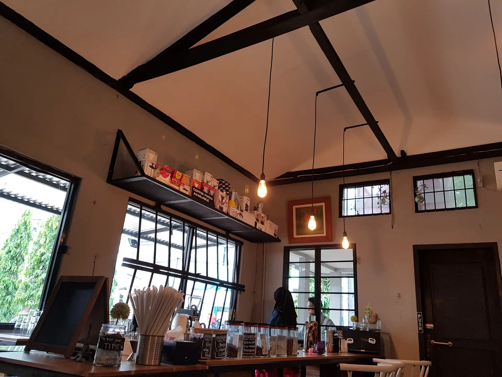 Anjay, kafe baru di Palembang ini! Manual brew-nya lebih mantap dari mesin, harganya murah sampe nangis. 5