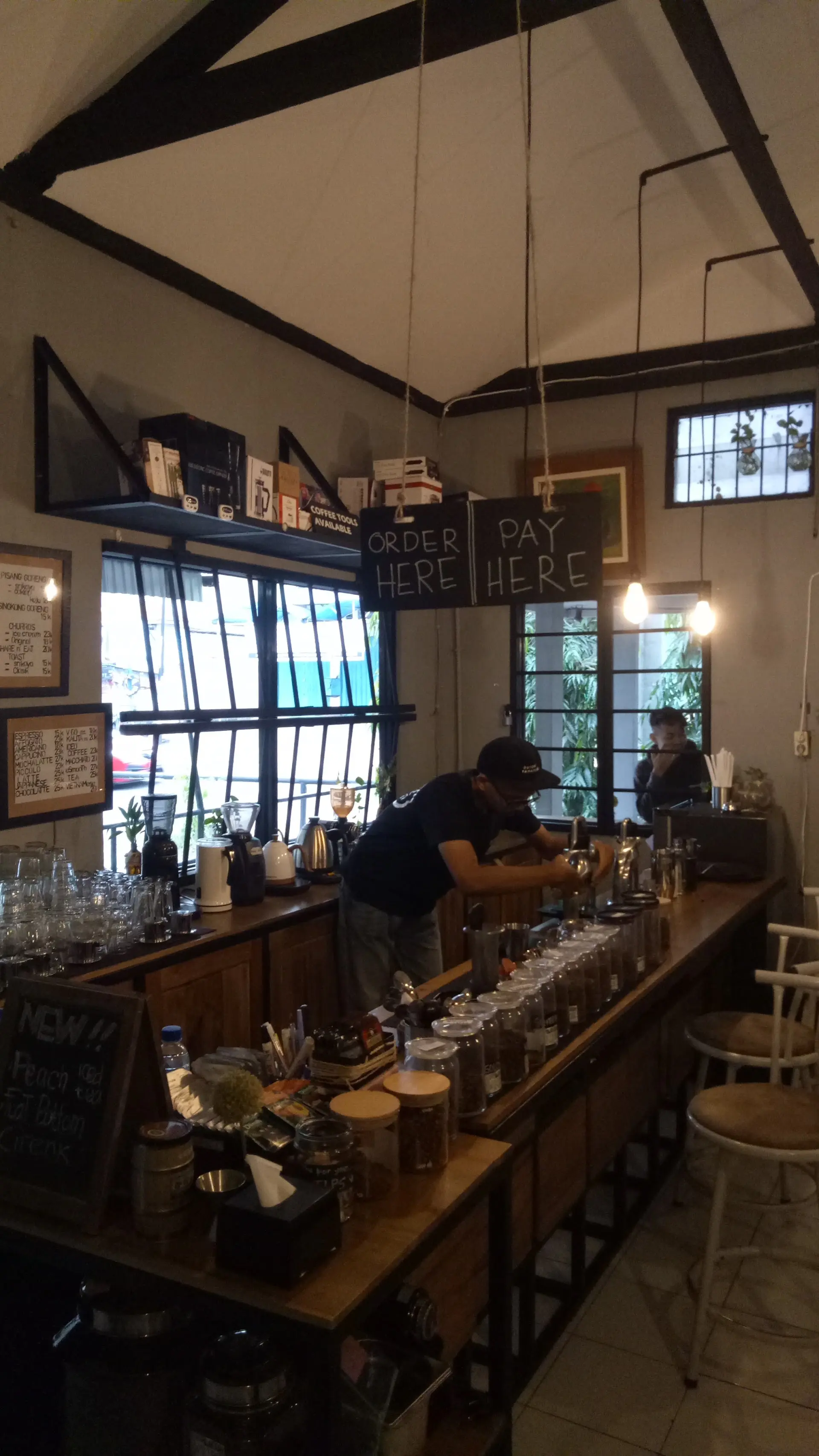 Anjay, kafe baru di Palembang ini! Manual brew-nya lebih mantap dari mesin, harganya murah sampe nangis. 6