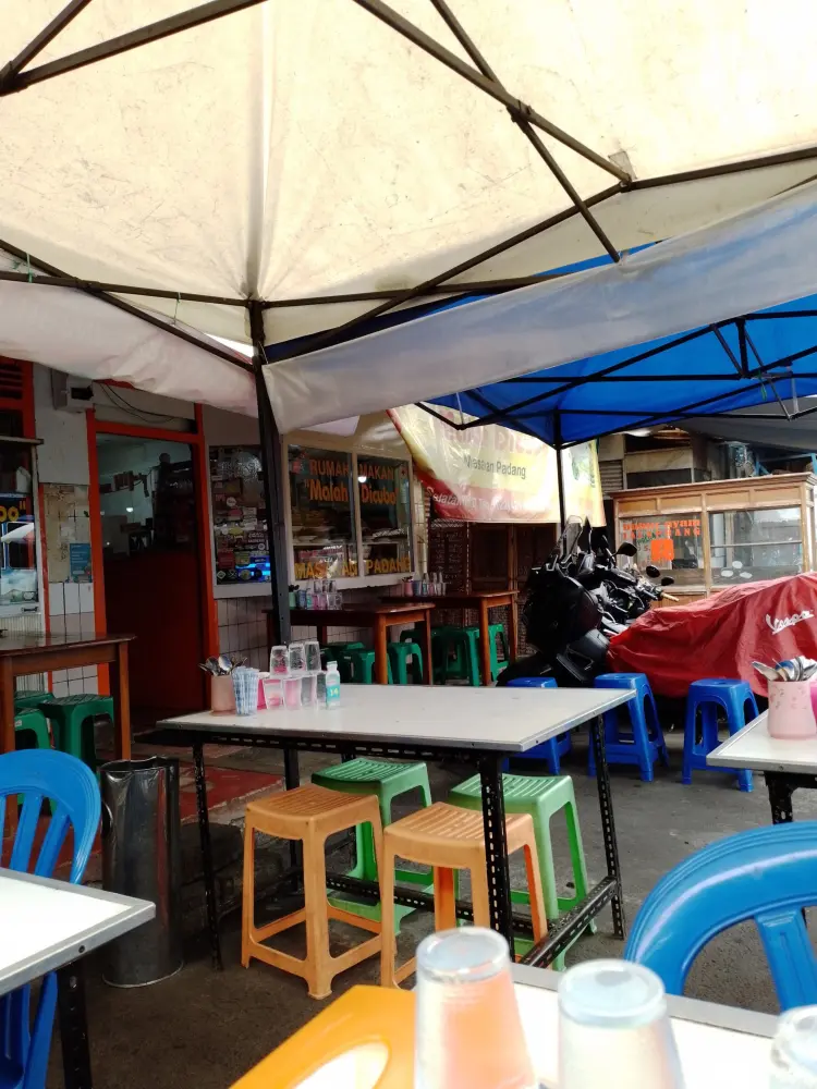 Who says Bandung is just quaint? This station Padang cuisine is the real God-tier foodie haven.