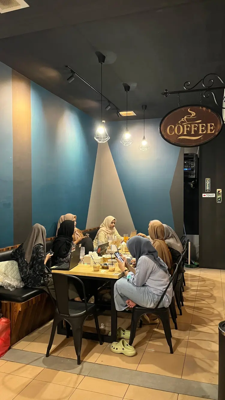 Royal Barbershop And Cafe Aroeppala 1