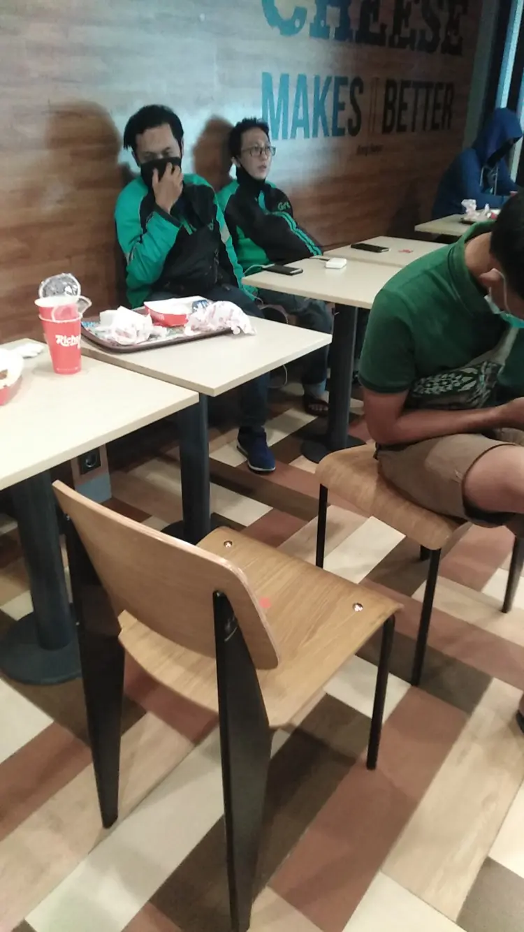 Richeese Factory - Manyar Kertoarjo 2