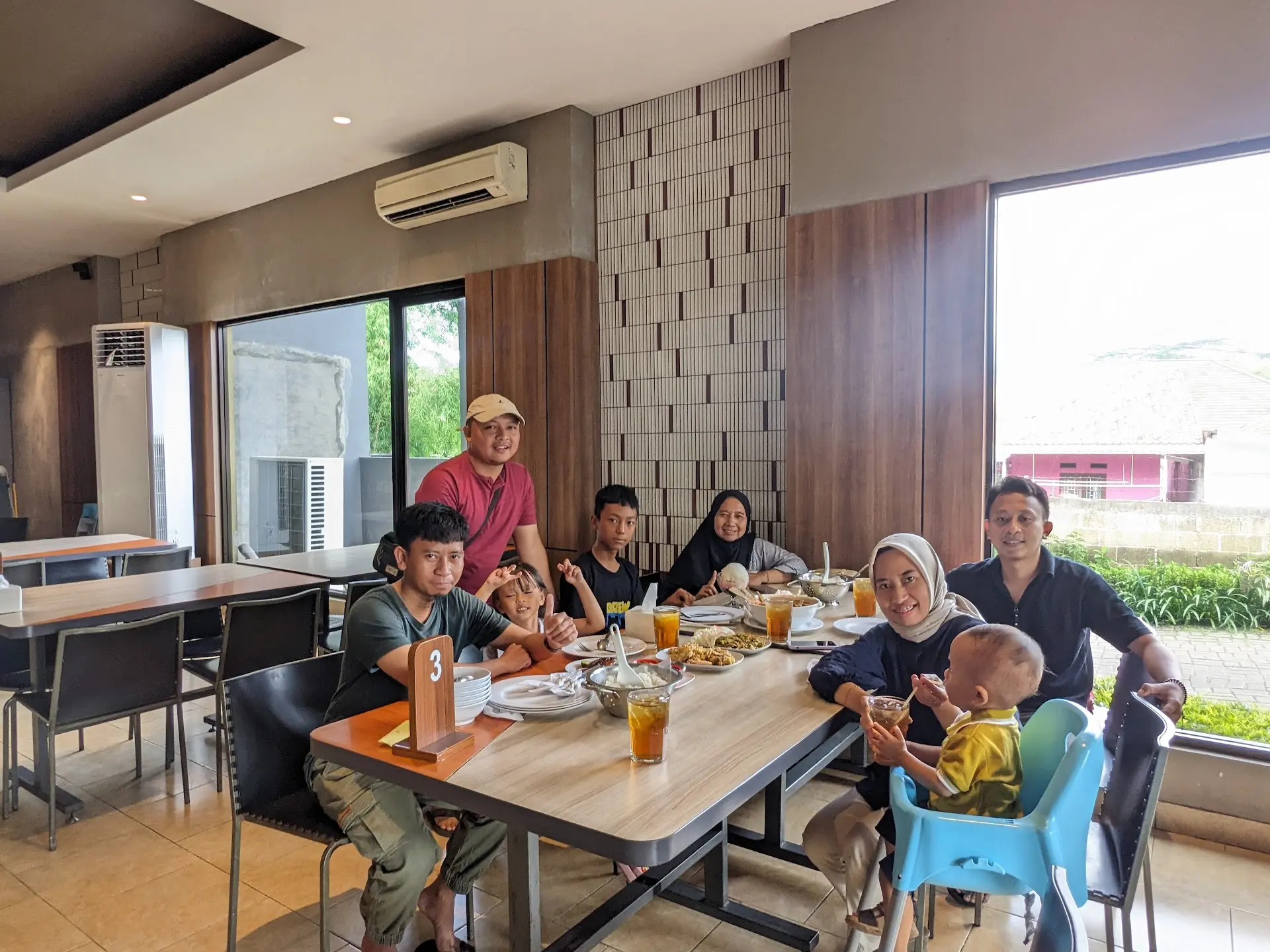 Stop worrying about your Cibubur family gathering! This legendary spot's free Sambal has a catch. 1
