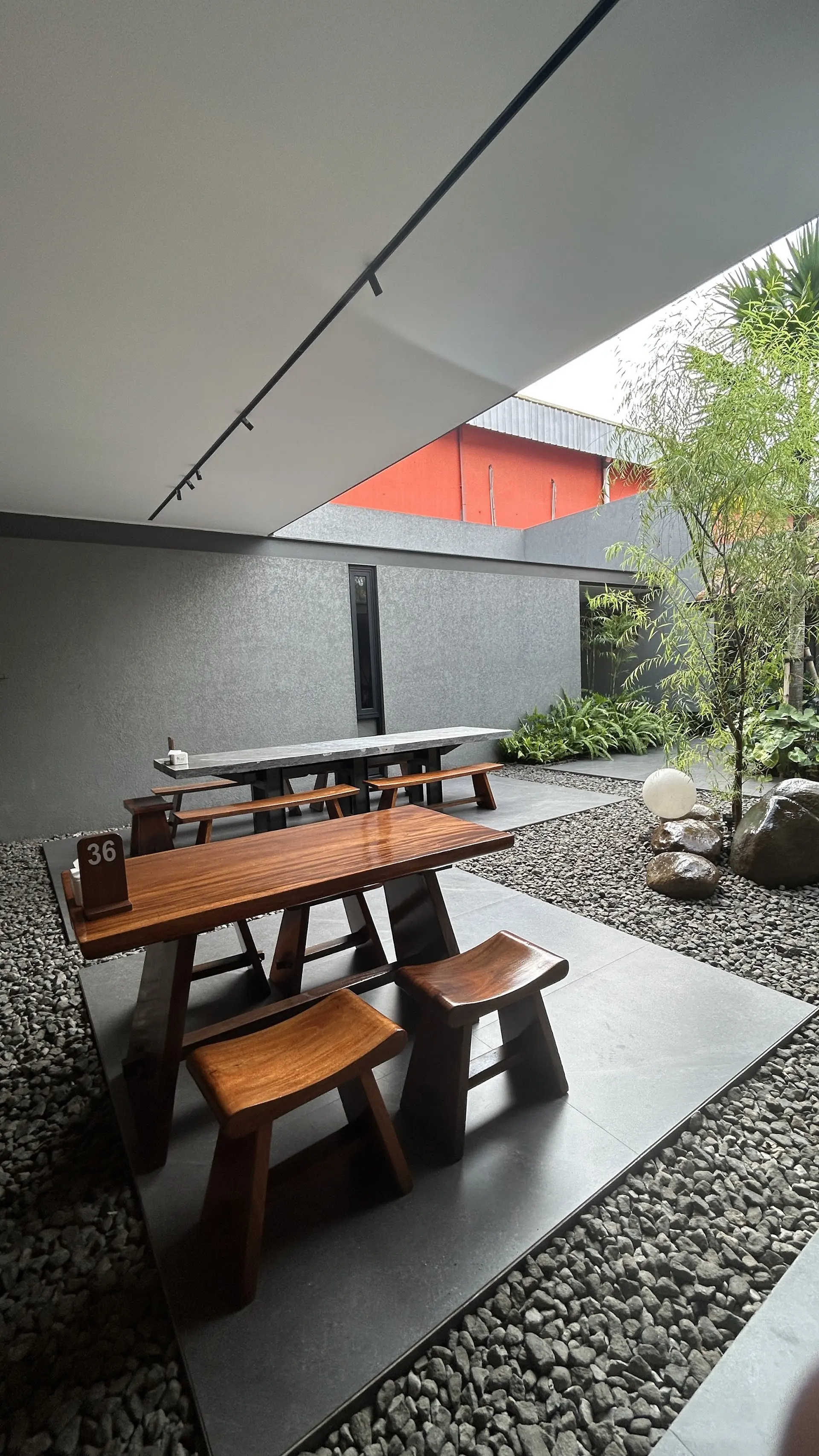 Stop worrying about your Cibubur family gathering! This legendary spot's free Sambal has a catch. 2