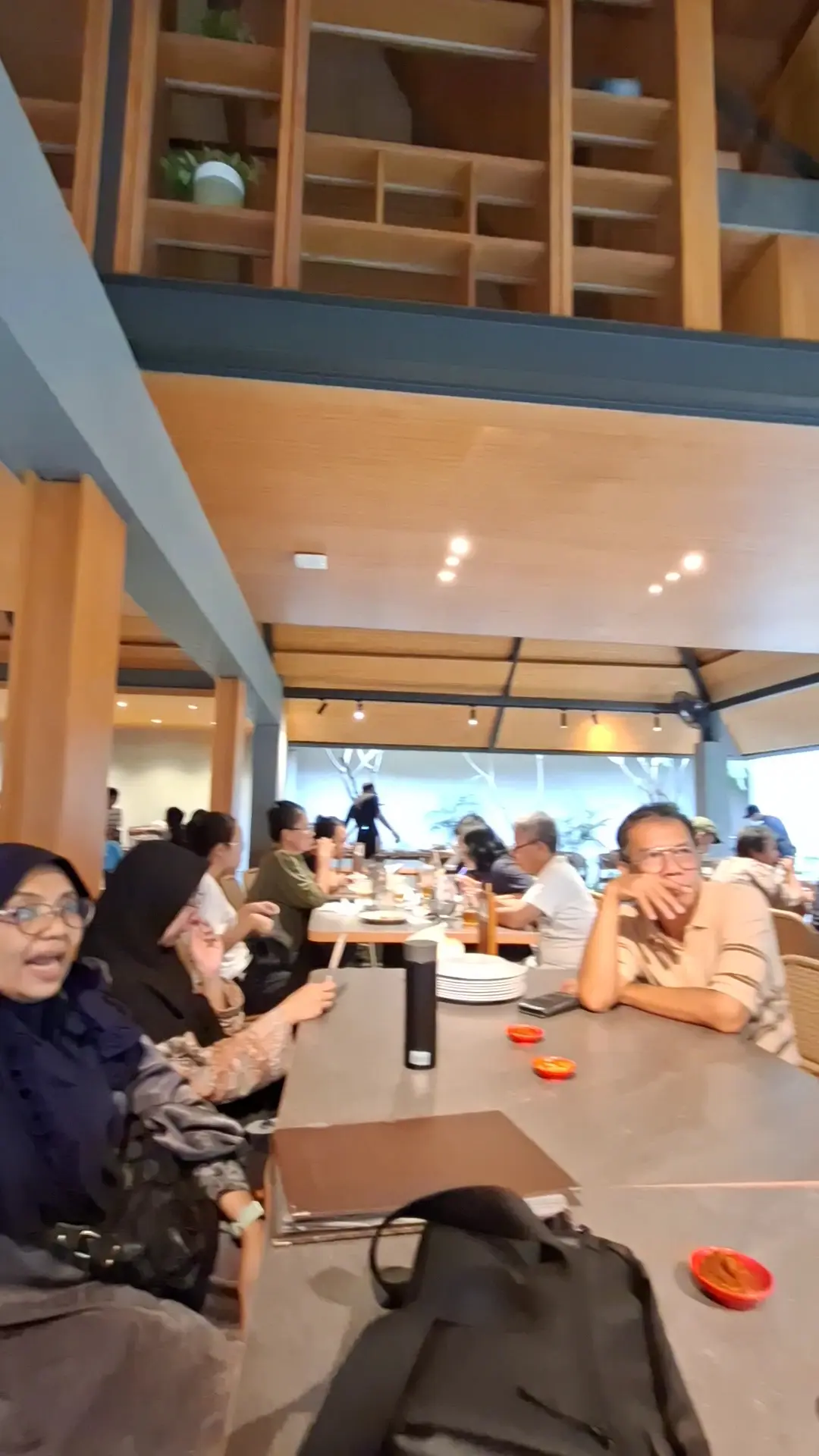 Stop worrying about your Cibubur family gathering! This legendary spot's free Sambal has a catch. 4