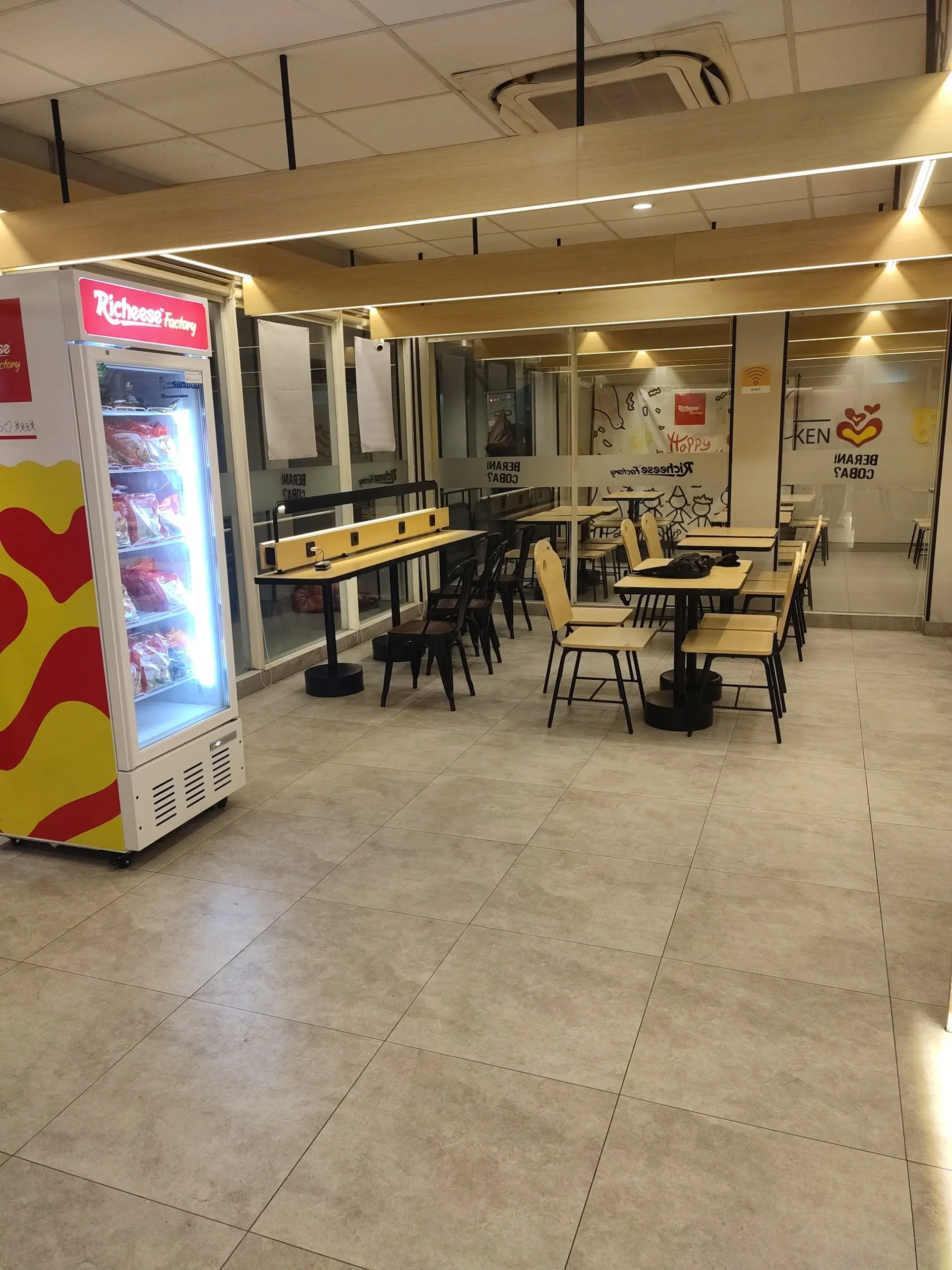 深夜在雅加达饿了？这家24小时炸鸡店比咖啡馆还好待 2