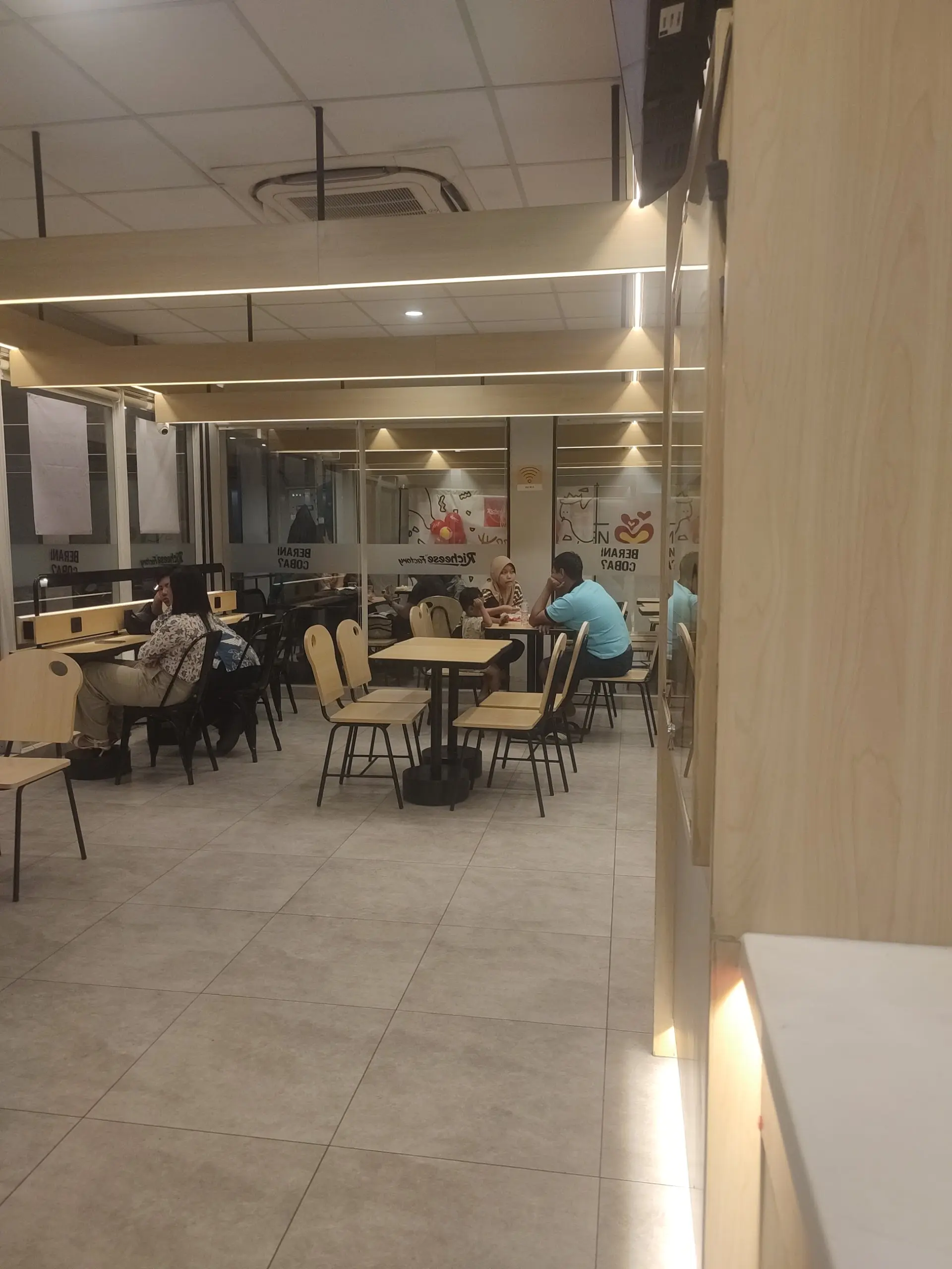 深夜在雅加达饿了？这家24小时炸鸡店比咖啡馆还好待 1