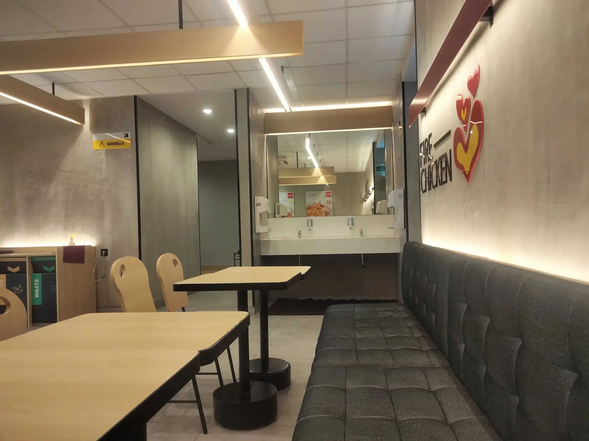 深夜在雅加达饿了？这家24小时炸鸡店比咖啡馆还好待 4