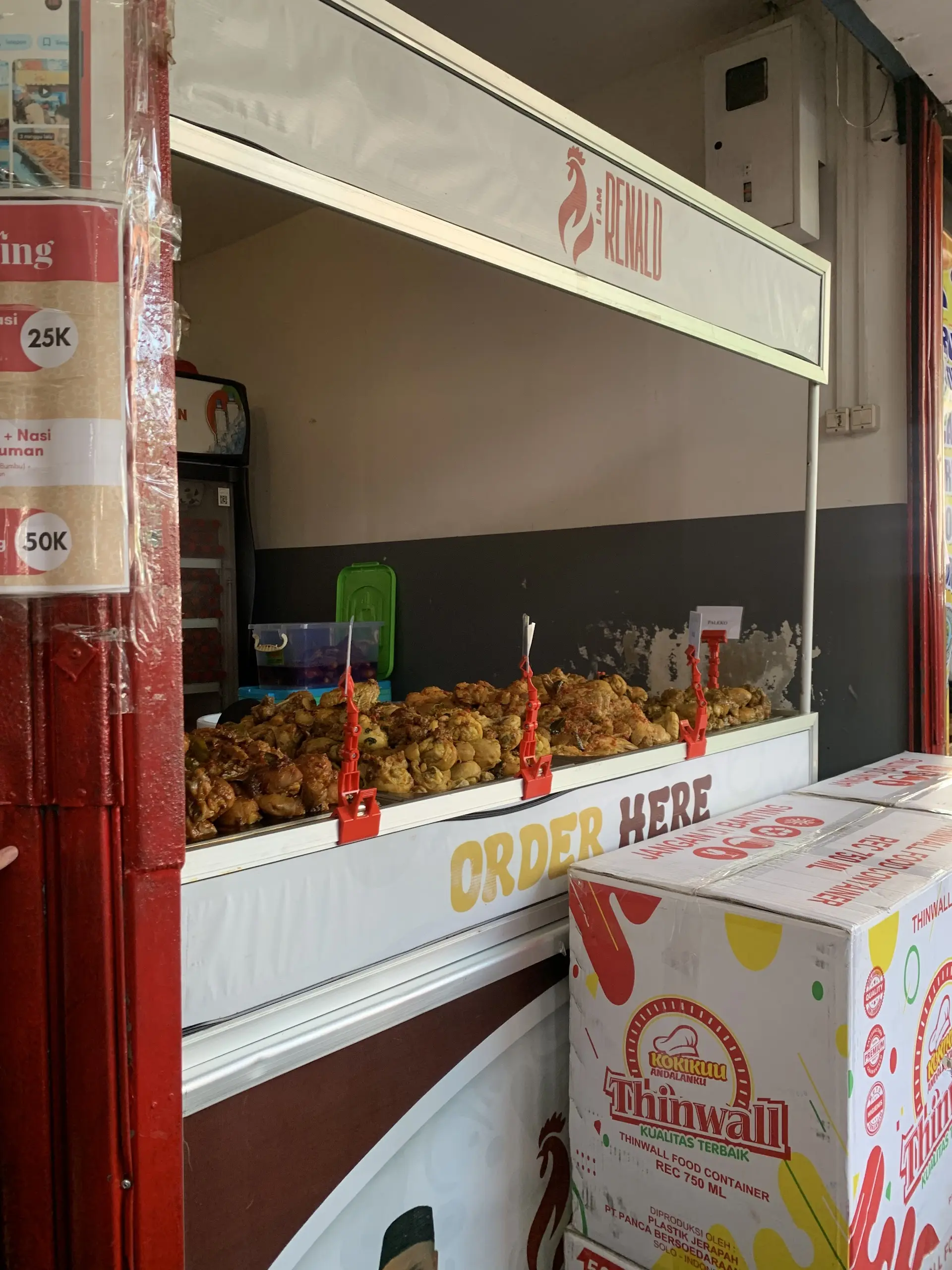 Rela antre 2 jam panasnya kayak sauna, cuma demi ayam viral TikTok ini? 4