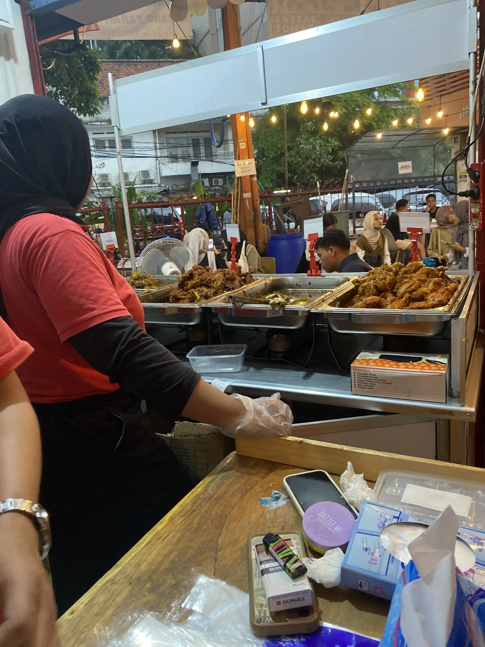 Rela antre 2 jam panasnya kayak sauna, cuma demi ayam viral TikTok ini? 6