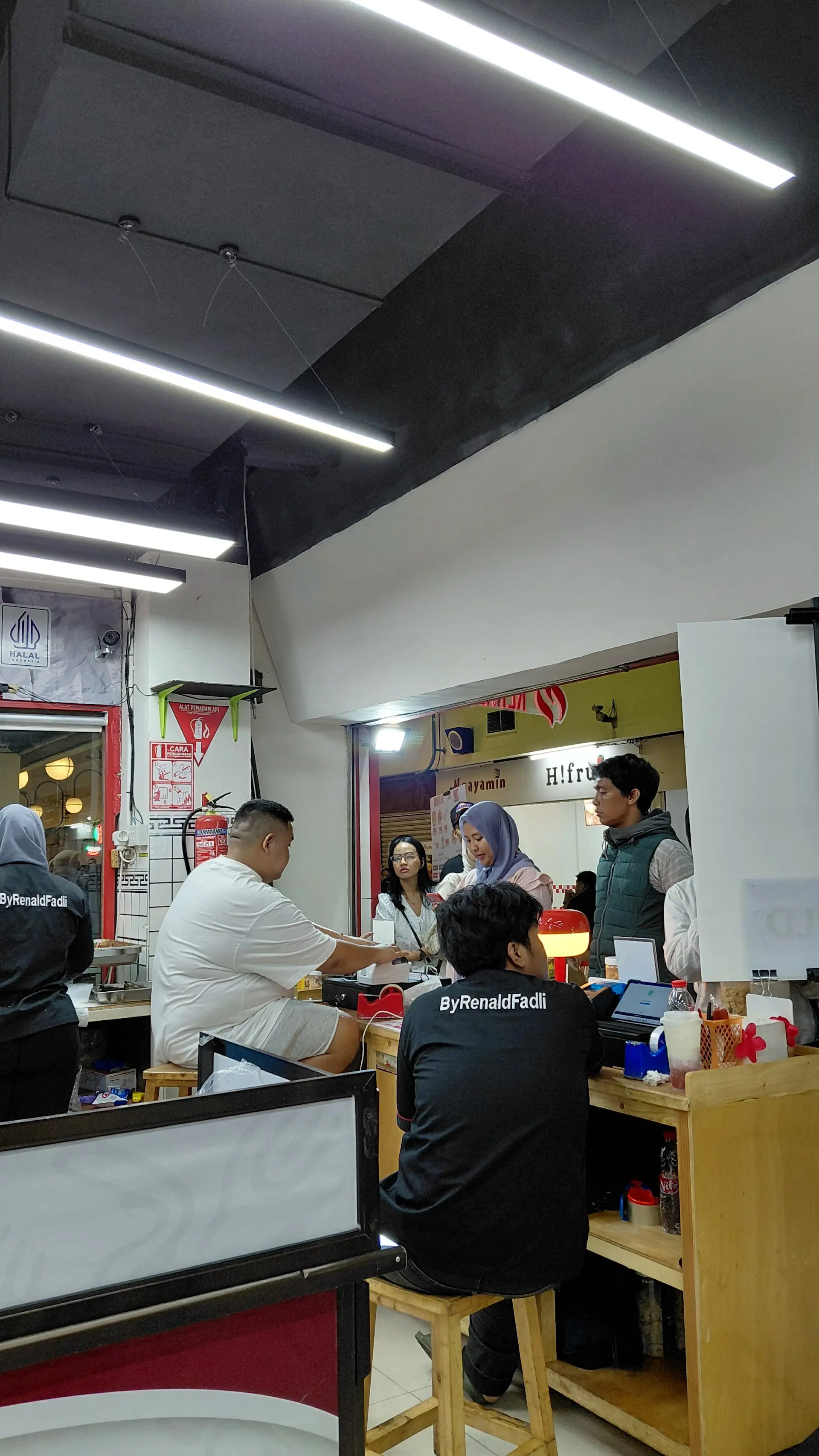 Rela antre 2 jam panasnya kayak sauna, cuma demi ayam viral TikTok ini? 3