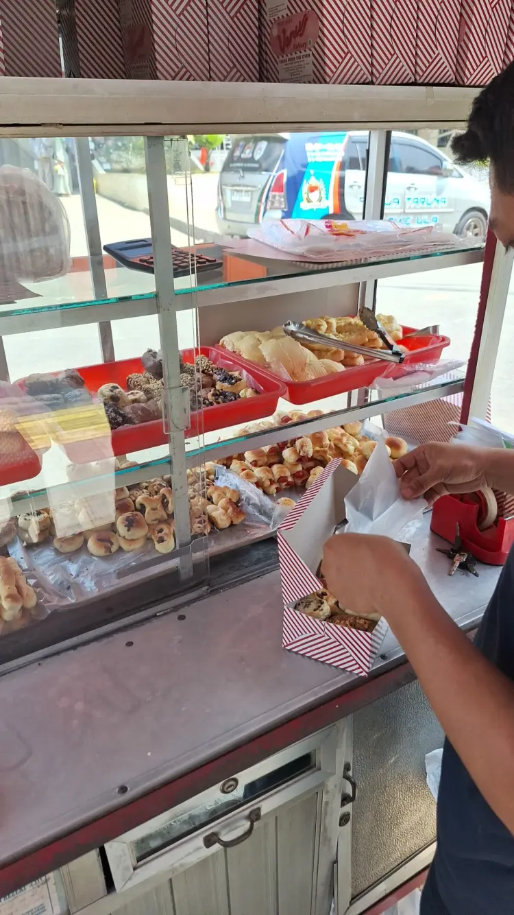 Roti Unyil - Venus Bakery, Pasar Anyar 2
