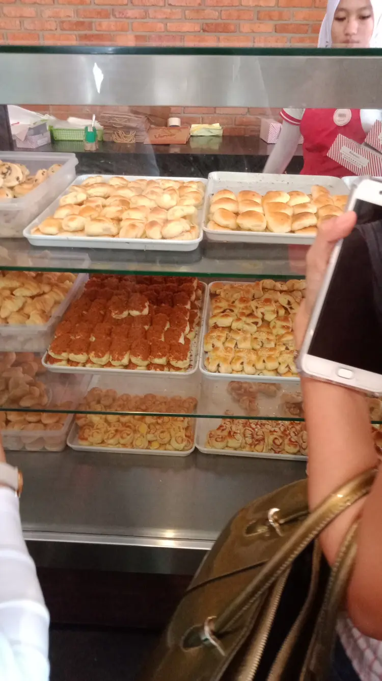 Roti Unyil - Venus Bakery, Pasar Anyar 4