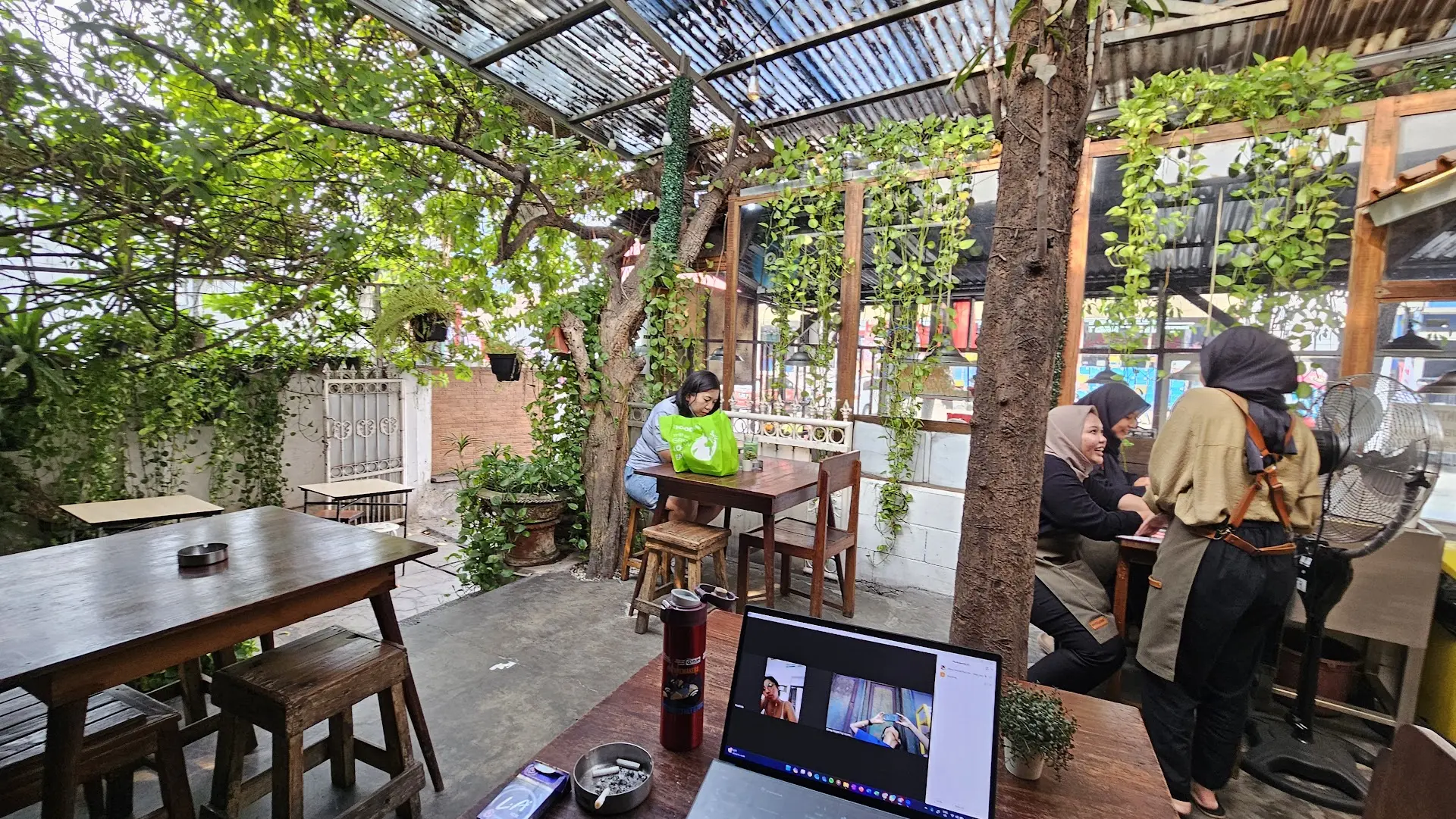 Anjay, kirain warung biasa, taunya 'Little Bandung'! Spot ijo di Jaktim ini Mantap, bikin kaget banget 4
