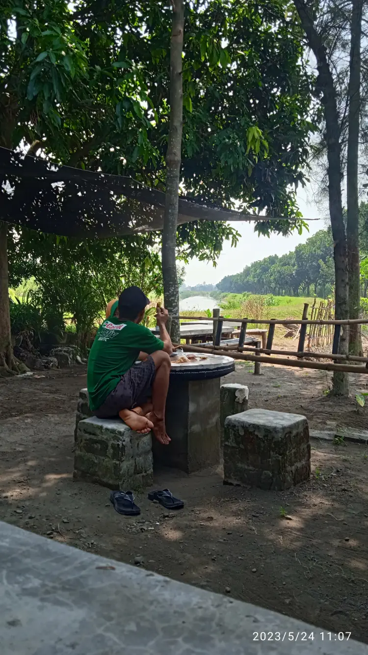 Warung pinggir kali 2