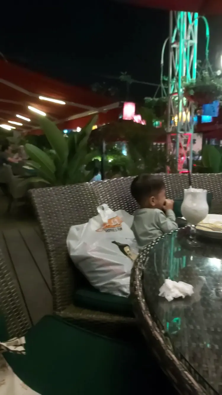 Roofpark Puncak - Cafe, Restaurant, Karaoke, and Billiard 6