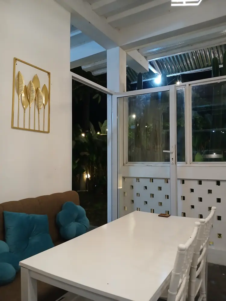 Dhayo Coffee & Space 8